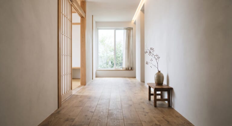 明るい光が挿す廊下